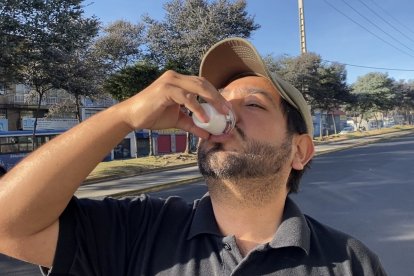 Los clientes compran la leche de burra en copas o vasos.