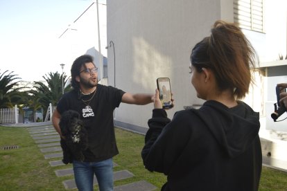 A Berchoman le ayudan a grabar sus videos su novia o su hermano.