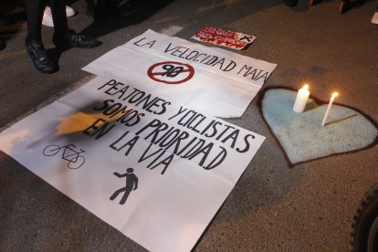 arios carteles con mensajes de protesta fueron ubicados junto a un corazón.