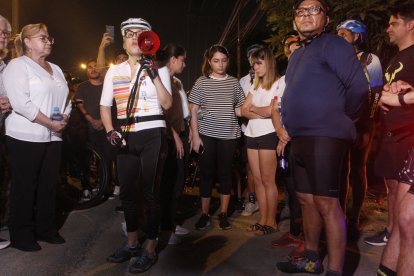 A través de un megáfono iniciaron un rezo por los tres integrantes fallecidos de la familia Mora.