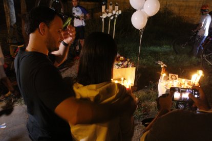Una joven recibía el pésame de los presentes.