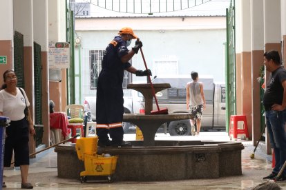 Trabajadores de aseo limpiaron la pileta luego del suceso.