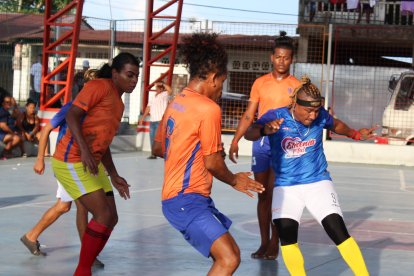 Adrián Rodríguez (de azul), del equipo de Atacames, fue la goleadora del torneo.