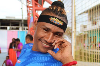 La goleadora del torneo muestra toda su coquetería con un cintillo de su equipo favorito, Barcelona.