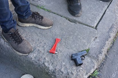 Este es el martillo y la pistola de juguete que algunos delincuentes usaban para robar.