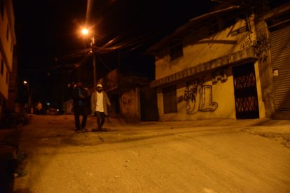 En una de las paredes se mira el logo de los Vatos Locos y la palabra Aragua, haciendo alusión a la mafia venezolana.