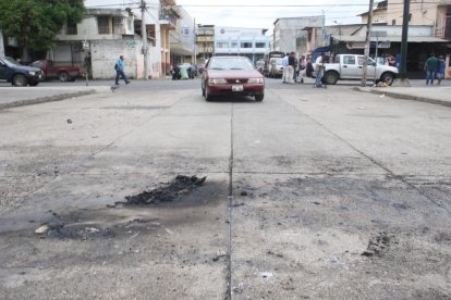 En media calle quedó el rastro de la moto quemada.