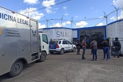 Agentes policiales aguardaban por ingresar a retirar los cuerpos.