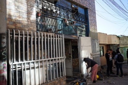 La mujer tiene bien asegurada su casa con rejas y con puertas de metal reforzadas.