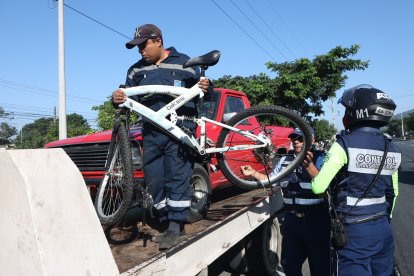Las bicicletas de los fallecidos y la camionete tocada por el auto fueron subidas en una grúa.