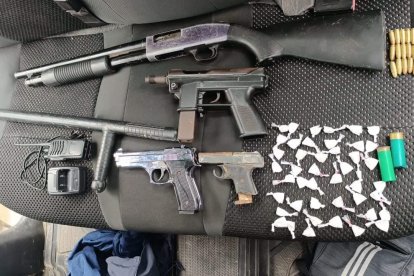 Las armas y otras evidencias que decomisaron en el operativo.