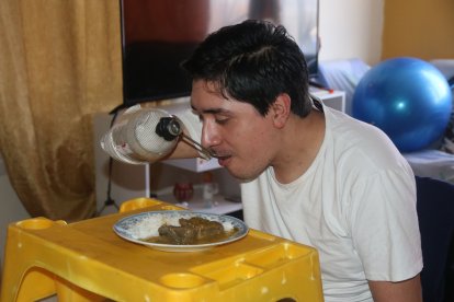 La pareja del joven cortó una botella y le puso una cuchara para que su esposo coma.