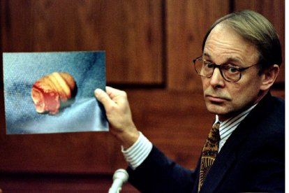 Los acusadores mostraron fotografías crudas durante el proceso.