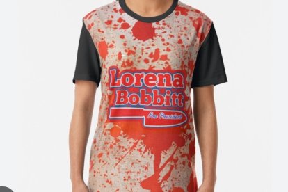 Camisetas de todo tipo alusivas a Lorena Bobbitt se vendieron en Estados Unidos. En la de la imagen hastan hacen la burla de 