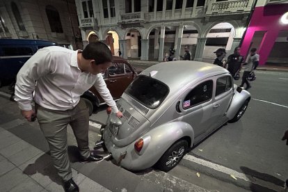 Max señala una de las particularidades que lo hizo elegir a su 'nave': unas pequeñas hendijas en la parte posterior del vehículo.