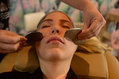 Tonificar. Es un masaje por toda tu cara.