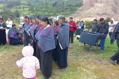 Junto a hermanos de una iglesia de Colta, hicieron un culto, cerca de la zona cero, norte de Alausí.