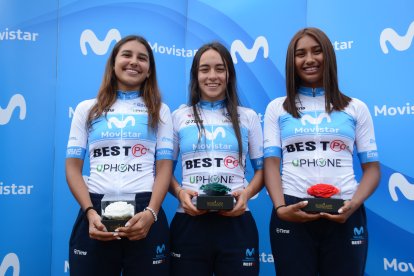 Vivar (c) junto a algunas de sus compañeras del team profesional femenino del Movistar BestPC.