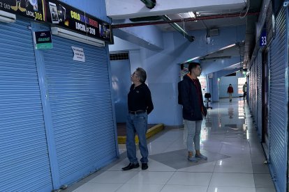 En los pisos 5, 6 y 7 hay locales cerrados que funcionarían como bodegas.