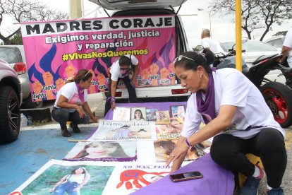 Con carteles y pancartas acuden a los plantones para exigir justicia.