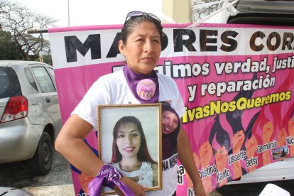 Amelia Merchán Cruz, muestra la fotografía de su hija Evelyn Lisbeth Pilay Merchán, de 23 años.
