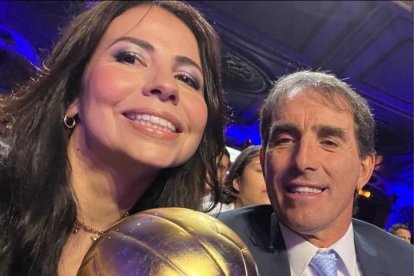 Guillermo Almada entrenador del Pachuca y su esposa Analía junto al Balón de Oro.