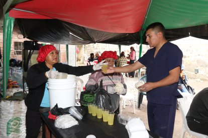 Las María sirvieron en el comedor  de los rescatistas. Ayudaban para olvidarse de su dolor, por un momento.
