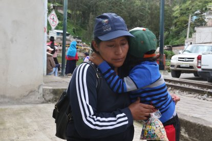María Vargas y José se consuelan por la pérdida de cuatro parientes, entre ellos el padre del infante.