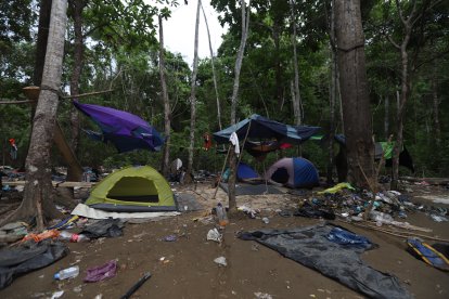 A lo largo de la ruta, en los sitios de descanso se encuentran abandonadas carpas, ropa, utensilios y demás objetos que les pesan.