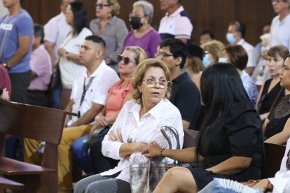 Mamá de Miguel Cedeño durante la misa.