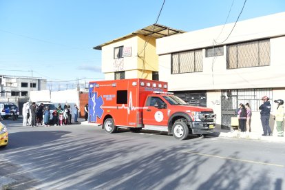 Personal del Cuerpo de Bomberos de Quito acudió al sitio del suceso.