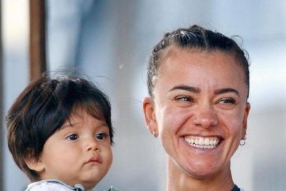 Érica Rocha, su esposa y también marchista brasileña, junto a su hijo, Kylian.