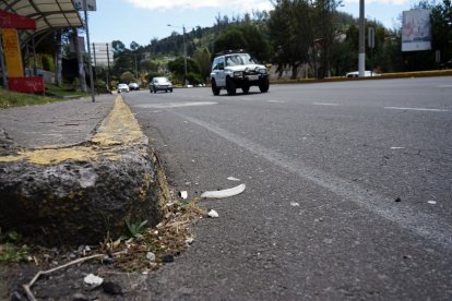 En la escena del suceso, al día siguiente aún quedaban restos de uno de los vehículos afectados.