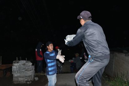 Cada noche, los moradores salen para trabajar en conjunto, pese al esfuerzo que deben realizar.
