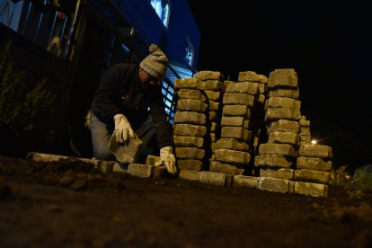 Los vecinos se dividen las tareas a realizar, para avanzar de forma rápida en sus labores.