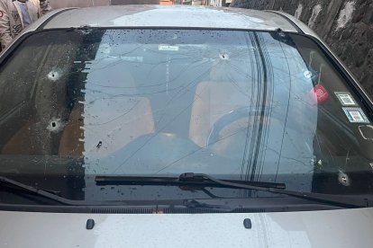Así quedó uno de los carros en los que fueron atacadas las víctimas.