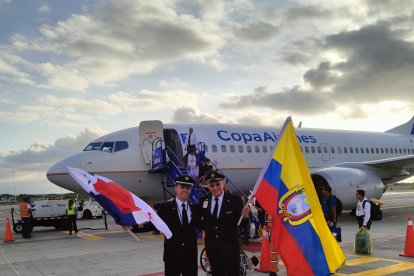 Oficiales de la ruta Panamá-Manta.