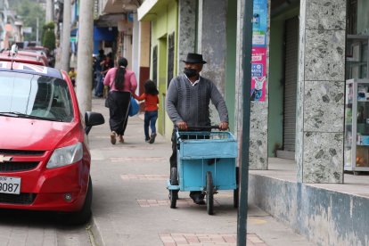 Con alegría recorre las calles de Pallatanga, esperando que sus clientes se asomen.