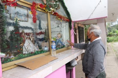 Un altar del Divino Niño está afuera de la  vivienda de don Mañito, devoto de este santo.