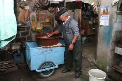 Harto brazo saca don Mañito, al elaborar sus helados en la paila.