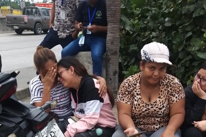 La cónyuge del   venezolano José Avendaño llora desconsolada.