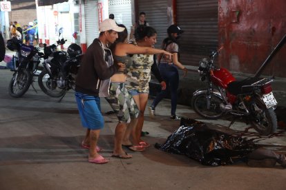 Allegados cruzaron la cinta de seguridad.