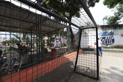 Fotografías de la víctima fueron colocadas  en la rejas del parque donde lo mataron.