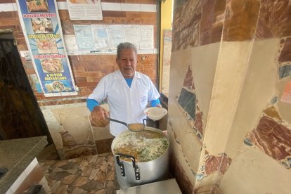 Ángel Macías, propietario de una picantería, con orgullo sirve todos los días el plato que cree que se merece el  reconocimiento.