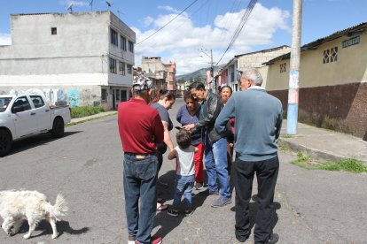 Los vecinos se dan indicaciones para saber qué acciones tomar frente a un delito.