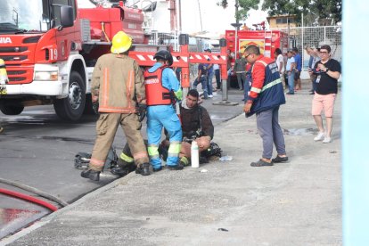 Bomberos debieron darles primeros auxilios a afectados.