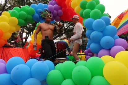 En la marcha se presentan carros alegóricos con personajes representativos.