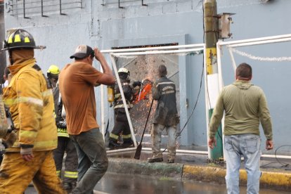 Los bomberos tuvieron que forzar el ingreso al lugar del incendio para controlarlo.