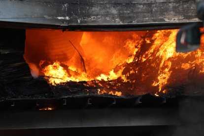 Las llamas requirieron el control del Cuerpo de Bomberos.