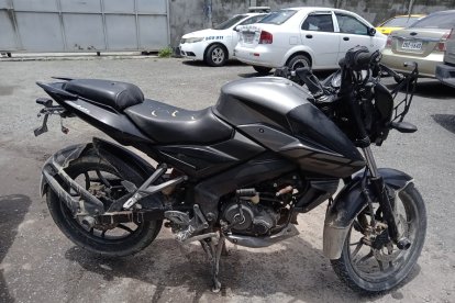 Cerca al velatorio donde se produjo la balacera dejaron abandonada esta motocicleta.